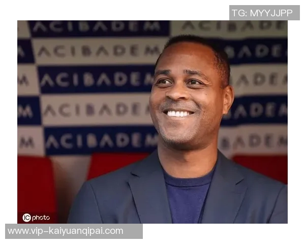 印尼主帅克鲁伊维特赛后情绪失控怒砸椅子眼眶泛红引发关注